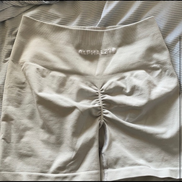 (Found trade) ISO TRADE Alphalete Amplify Silver Sky Shorts - Picture 1 of 2